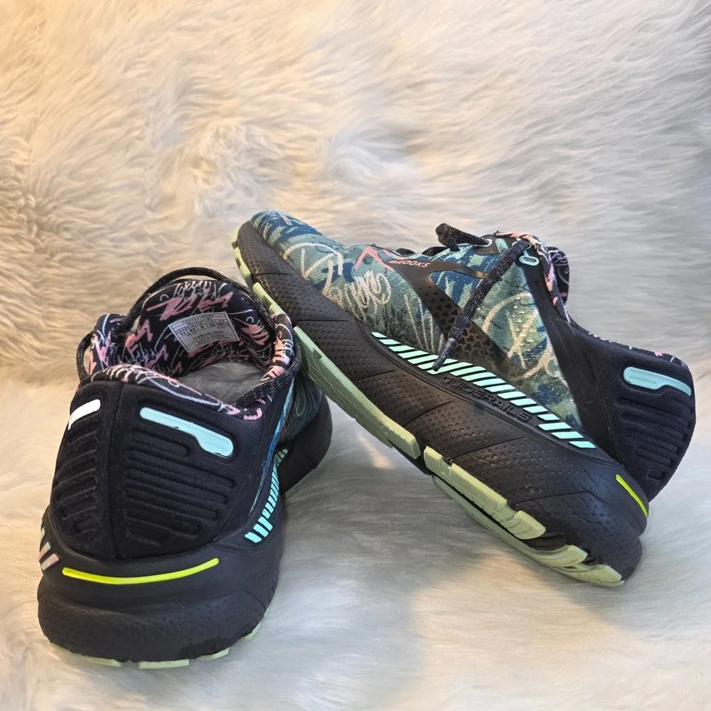 Women's Running Shoes - Brooks Adrenaline GTS 22 Graffiti Print Size 11 - 120353